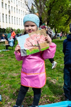 Юні художники з Луцька поїхали до Ужгорода малювати сакури. ФОТО