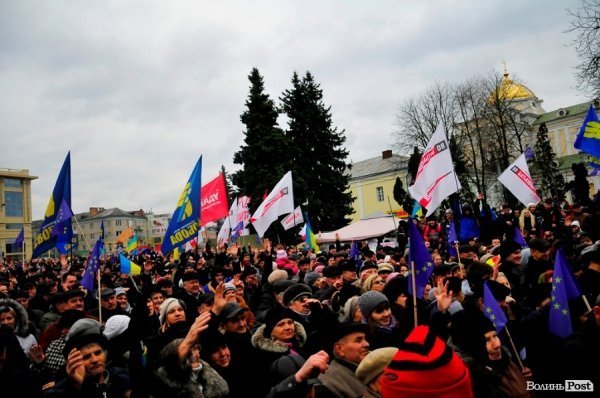 Віче на луцькому Майдані. ФОТО
