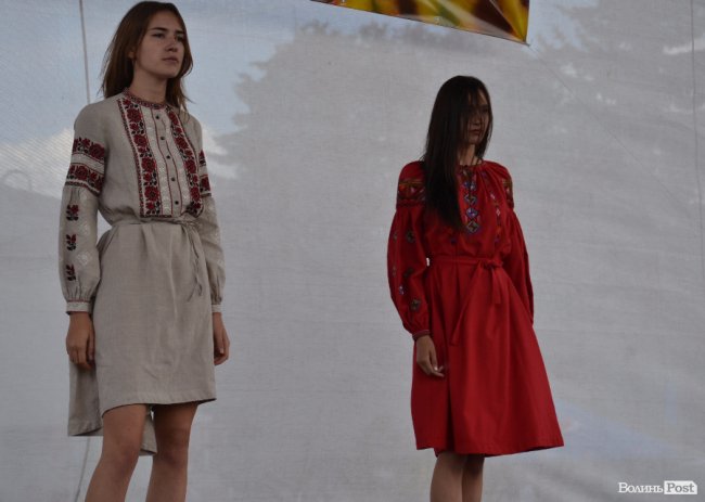 У центрі Луцька дефілювали моделі у вишиванках. ФОТО