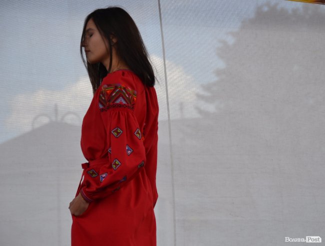 У центрі Луцька дефілювали моделі у вишиванках. ФОТО