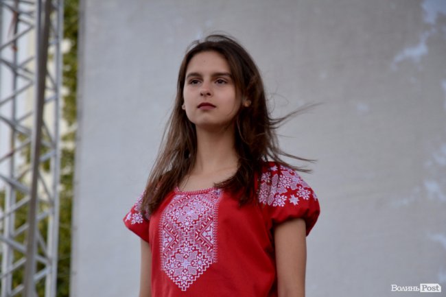 У центрі Луцька дефілювали моделі у вишиванках. ФОТО