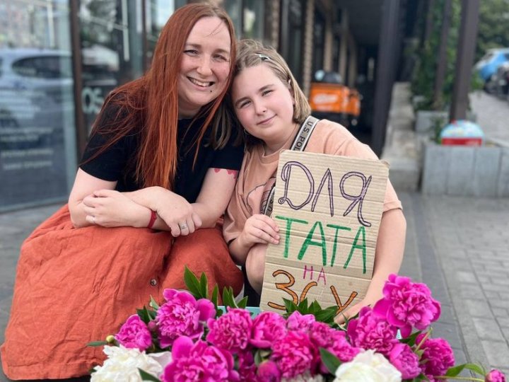 Півонії для тата: 10-річна школярка з Луцька продає квіти за донат для ЗСУ. ВІДЕО