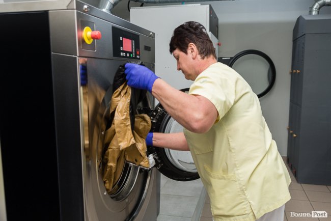 Чому брудну куртку, пальто чи пуховик варто віддати до екопральні і як це зробити у Луцьку*