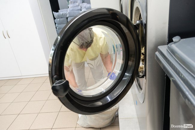 Чому брудну куртку, пальто чи пуховик варто віддати до екопральні і як це зробити у Луцьку*