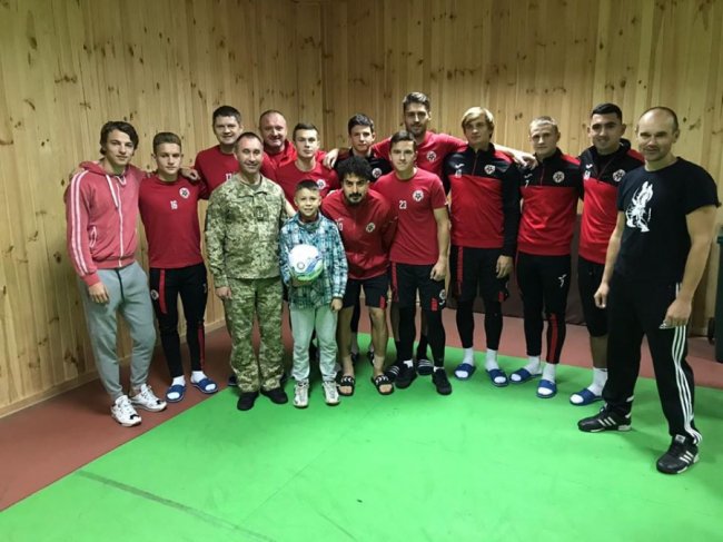 «Мрія дитини»: син загиблого луцького прикордонника зустрівся з футбольною командою. ФОТО