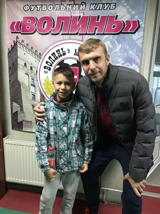 «Мрія дитини»: син загиблого луцького прикордонника зустрівся з футбольною командою. ФОТО