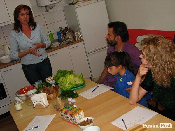 Як луцькі мами вчилися готувати йогурт. ФОТО