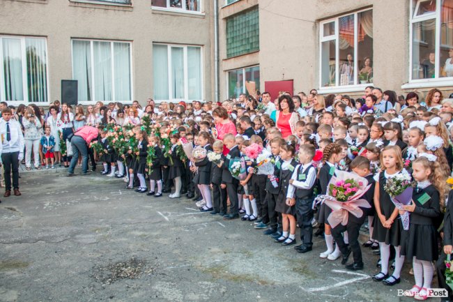 Квіти, вітання та усміхнені першачки: у луцькій школі №9 пролунав перший дзвоник. ФОТО