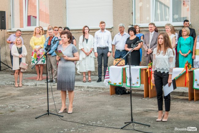 Квіти, вітання та усміхнені першачки: у луцькій школі №9 пролунав перший дзвоник. ФОТО