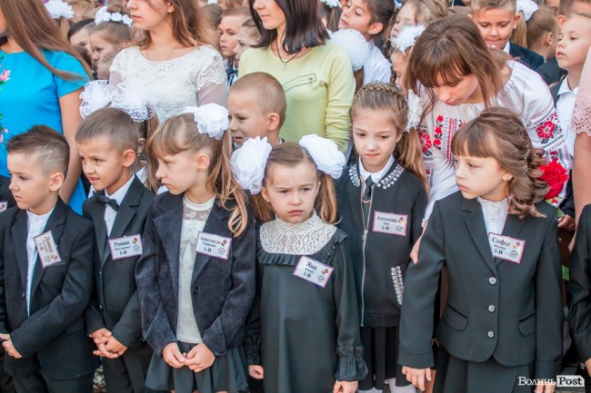 Квіти, вітання та усміхнені першачки: у луцькій школі №9 пролунав перший дзвоник. ФОТО