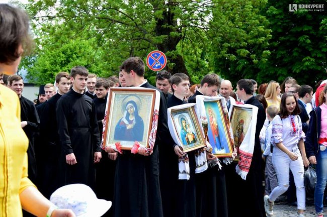 У Луцьку відбулась хода із вишитими рушниками. ФОТО