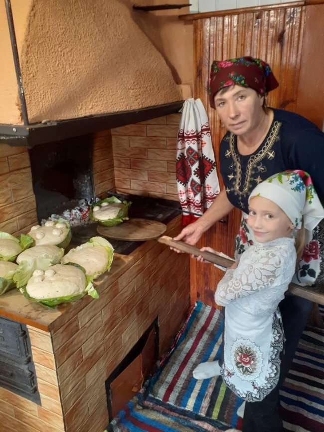 Волинянка випікає бездріжджовий хліб на листі капусти. ФОТО