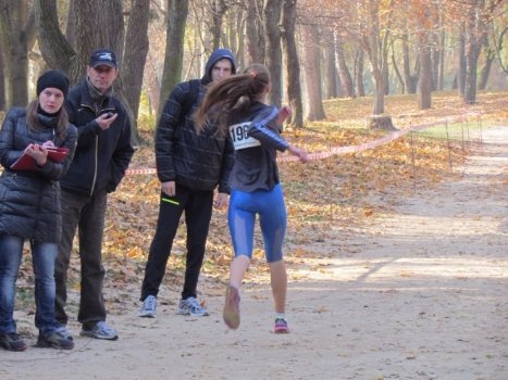 По трасі спорсменів підганяли вперед вболівальники і тренери