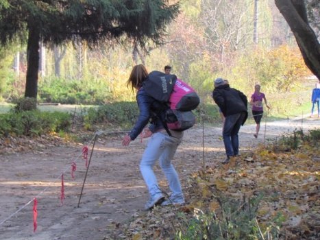 По трасі спорсменів підганяли вперед вболівальники і тренери