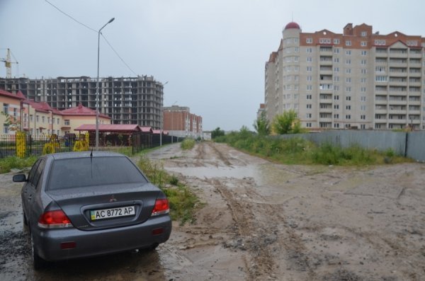 Біля луцького дитсадка розмило дорогу − авто їздять «по головах» дітей. ФОТО
