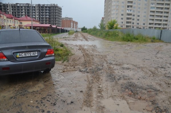 Біля луцького дитсадка розмило дорогу − авто їздять «по головах» дітей. ФОТО