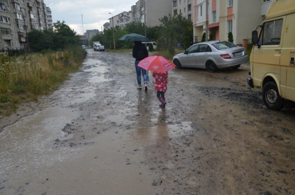 Біля луцького дитсадка розмило дорогу − авто їздять «по головах» дітей. ФОТО