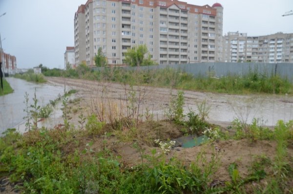 Біля луцького дитсадка розмило дорогу − авто їздять «по головах» дітей. ФОТО