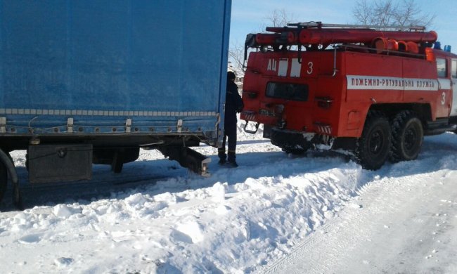 На Волині рятувальники витягли фуру із замету. ФОТО