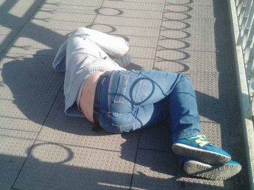 У Луцьку п’яний чоловік заснув посеред мосту
