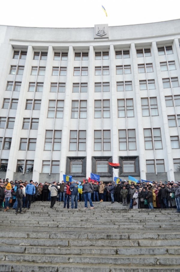 Страйк у Тернополі: над  «білим домом» підняли червоно-чорне знамено. ФОТО