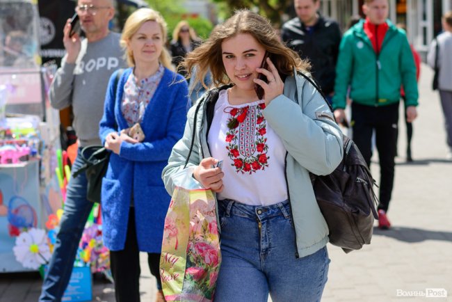 Безліч кольорів, орнаментів і візерунків: лучани у вишиванках – у центрі міста. ФОТОРЕПОРТАЖ 