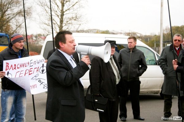 Під Луцьком пікетували гіпермаркет «Епіцентр». ФОТО