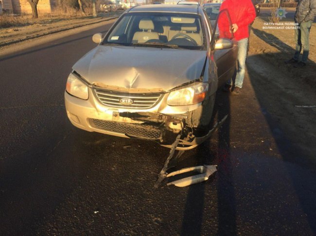 Сонце засліпило: у Луцьку водій врізався у автівку, яка «згубила» колесо. ФОТО