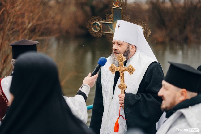 Водохреще у Луцьку: освячення води в річці Стир та занурення лучан. ФОТОРЕПОРТАЖ