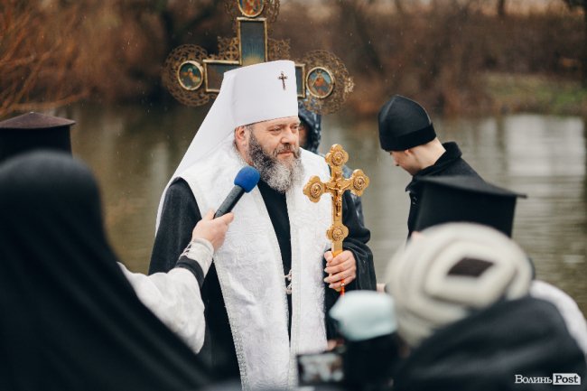 Водохреще у Луцьку: освячення води в річці Стир та занурення лучан. ФОТОРЕПОРТАЖ