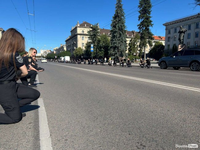 У Луцьку поліцейські навколішки зустріли «На щиті» загиблого колегу, Героя Юрія Кривошапку