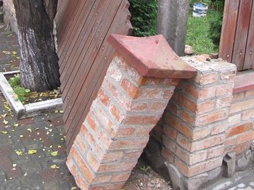 Комунальники зруйнували паркан у центрі Луцька. ФОТО