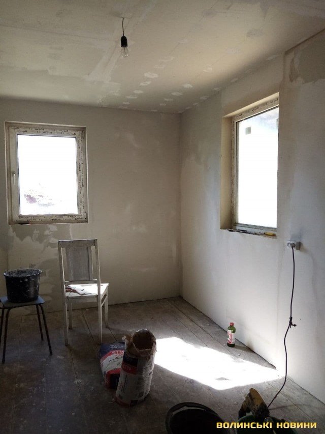 Як живе вагітна 18-річна сирота з Волині, яку поселили у аварійне приміщення без світла і газу 