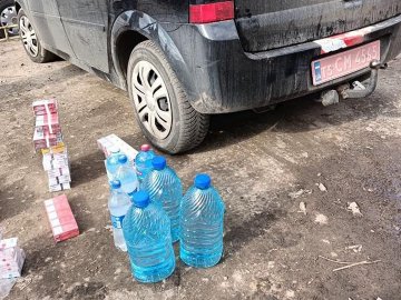 Біля Старого ринку у Луцьку затримали чоловіка, який за кодовими словами продавав сурогат. ФОТО