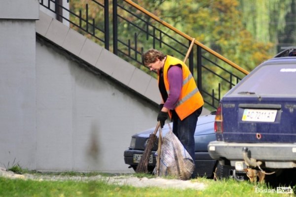 Люди, які прибирають луцькі вулиці. ФОТО