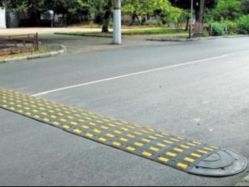 У Луцьку біля школи №7 просять встановити «лежачі поліцейські»