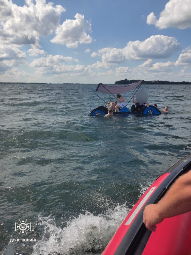 За 1 кілометр від берега: на Світязі ледь не втонув катамаран з 6 людьми. ФОТО