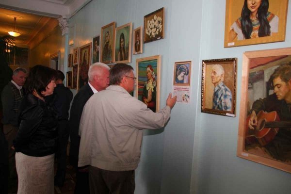 У Луцьку в редакції газети відкрили виставку. ФОТО