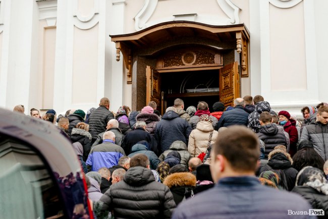 «Їх ми з честю поховаємо, а завтра підемо в бій»: Луцьк попрощався з воїнами Павлом Хомиком та Віктором Коханюком
