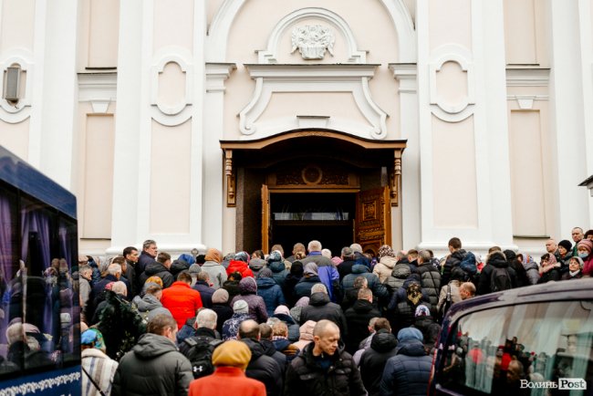 «Їх ми з честю поховаємо, а завтра підемо в бій»: Луцьк попрощався з воїнами Павлом Хомиком та Віктором Коханюком