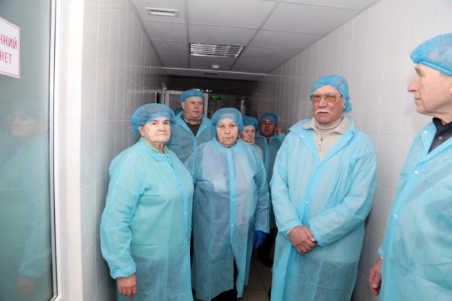 Смак щасливих моментів: луцьким ветеранам показали, як виготовляють ковбасу