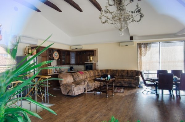 Екскурсія маєтком регіонала Олійника. ФОТО