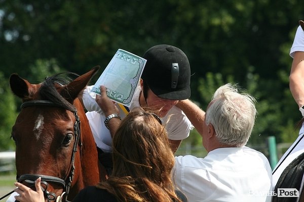Красуні-вершниці і козаки-екстремали: у Луцьку пройшли кінно-спортивні змагання. ФОТО