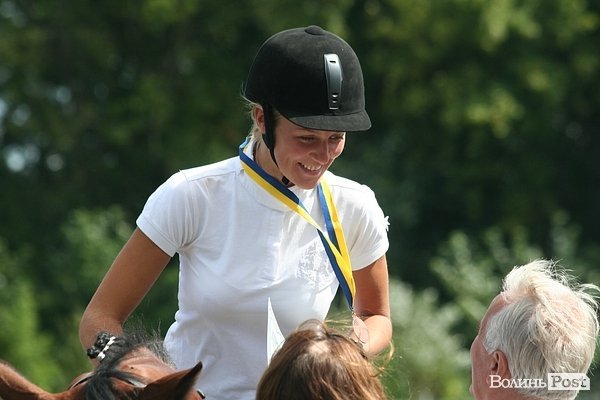 Красуні-вершниці і козаки-екстремали: у Луцьку пройшли кінно-спортивні змагання. ФОТО