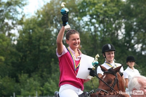 Красуні-вершниці і козаки-екстремали: у Луцьку пройшли кінно-спортивні змагання. ФОТО