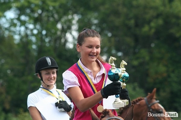 Красуні-вершниці і козаки-екстремали: у Луцьку пройшли кінно-спортивні змагання. ФОТО
