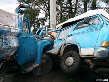 Страшна аварія під Луцьком: вантажівка впресувала бус у стовп. ФОТО