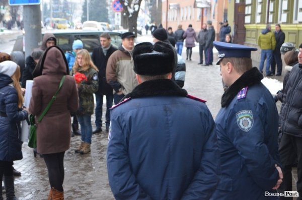 У Луцьку під прокуратуру принесли лампадки, серп і молот. ФОТО