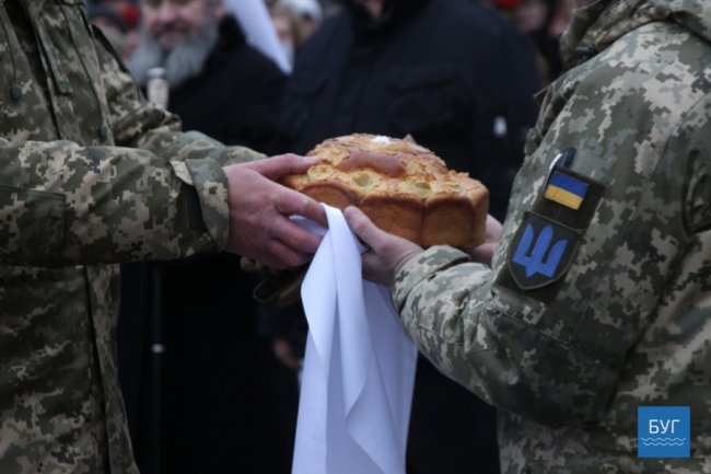 Нагороди, вітання та сльози щастя: у Володимирі урочисто зустріли воїнів 14-ї бригади. ФОТО. ВІДЕО