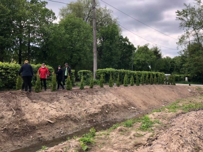 Баскетбольний майданчик поблизу луцького парку готують до відкриття. ФОТО. ВІДЕО